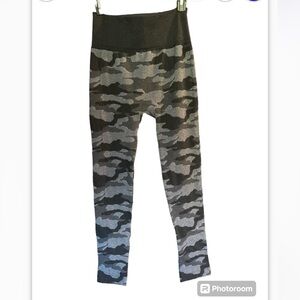 Tahari Camo Soft Leggins Sz L/XL